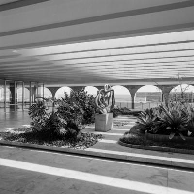 "O Canto da Noite", escultura de Maria Martins, no Salão Nobre