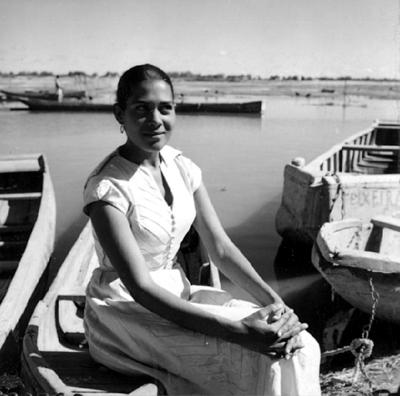 Mulher sentada em barco