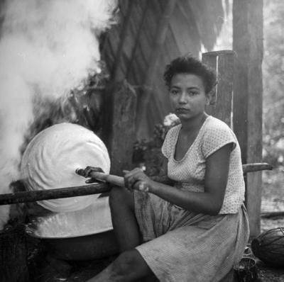 Ilha de Marajó - Mulher defumando látex