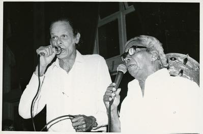 Guilherme de Brito e Nelson Cavaquinho ao microfone