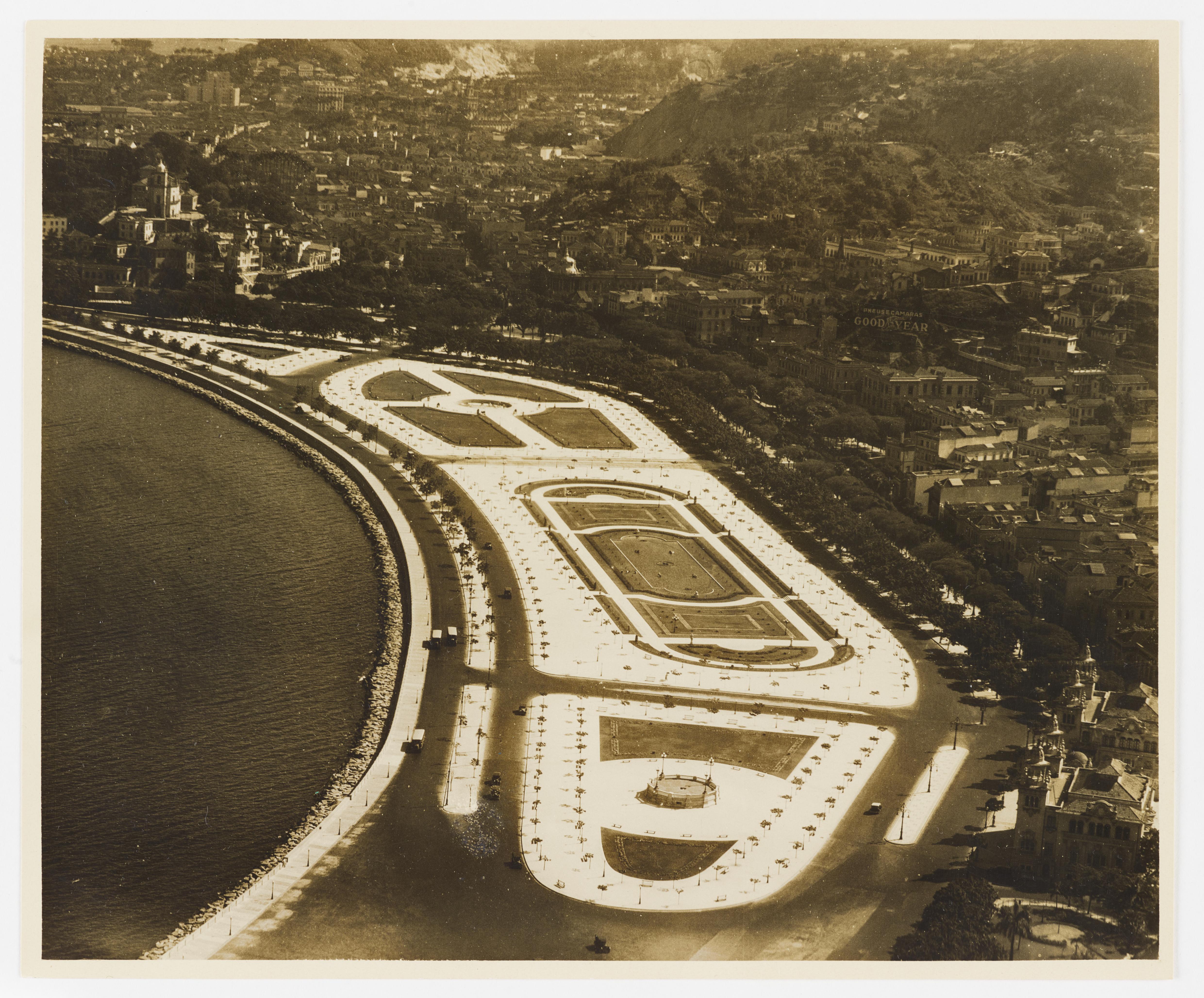 Vista aérea da Glória e do Centro - destaque para a Praça Paris, ao centro