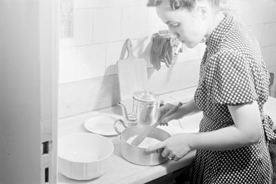 Hildegard Rosenthal cozinhando