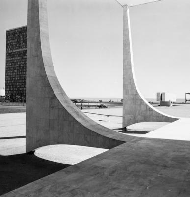Supremo Tribunal Federal, com o Palácio do Planato ao fundo