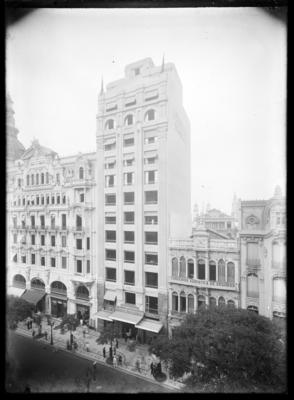 Avenida Rio Branco; edifícios do Jornal do Comércio e da Companhia Adriática de Seguros