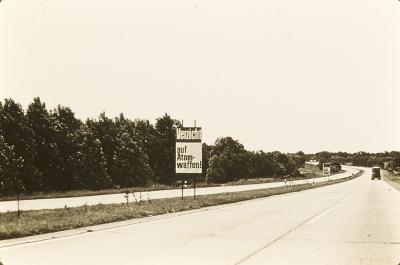 Rodovia na Alemanha Oriental em direção a Berlim Ocidental