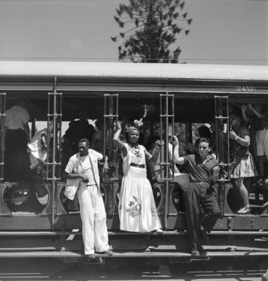 Bonde no carnaval lotado de foliões