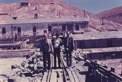 Local de extração de minério. À direita, Jorge Bodanzky