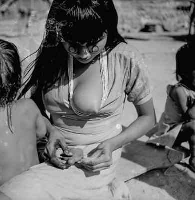 Mulher do povo Karajá confeccionando bonecas de cerâmica chamadas  Ritxòkò