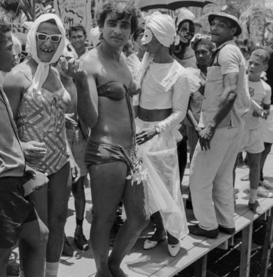 Homem fantasiado de mulher no carnaval