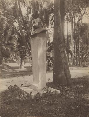 Busto de Ferreira de Araújo