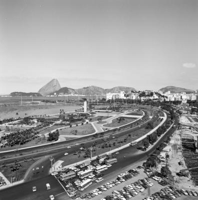 Aterro do Flamengo - vista aérea - destaque para o Monumento aos Pracinhas, ao centro