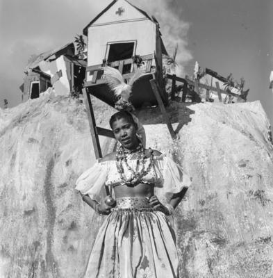 Mulheres fantasiadas em frente a uma decoração de rua no carnaval carioca