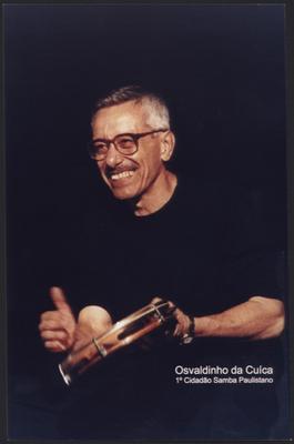 Osvaldinho da Cuíca com pandeiro