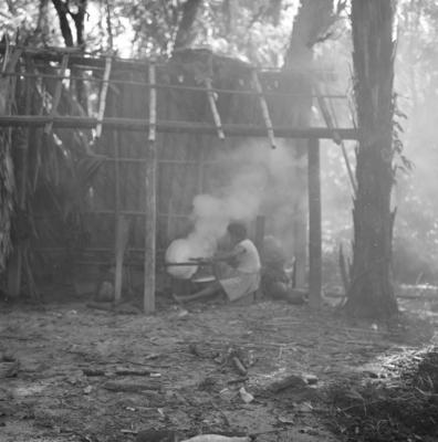 Ilha de Marajó - Mulher defumando látex