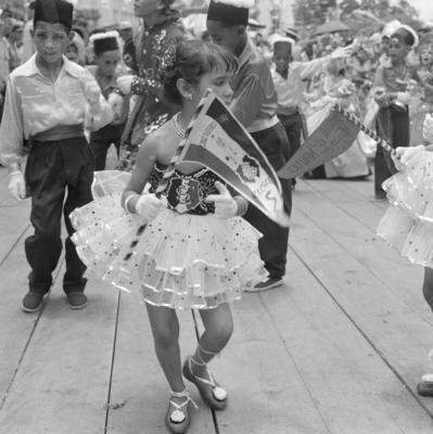 Crianças desfilando em agremiações carnavalescas