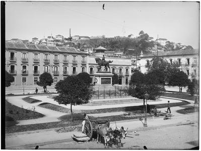 Monumento em homenagem ao Marechal Osório, estátua equestre, em frente ao Paço Imperial