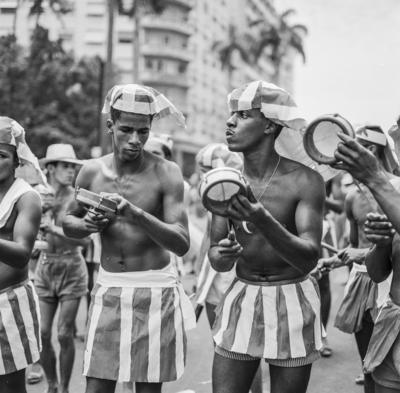 Desfile de blocos no Banho de Mar à Fantasia