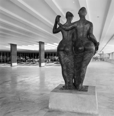 "Duas Amigas", escultura de Alfredo Ceschiatti, no Salão Nobre