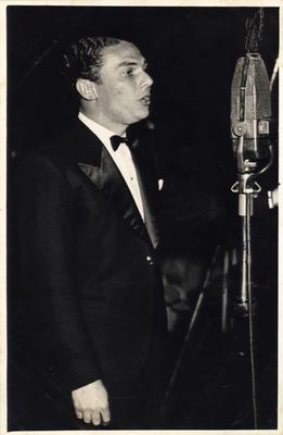 Gilberto Alves ao microfone