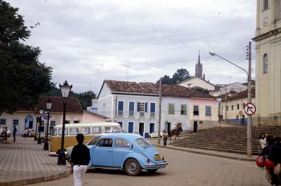 Casario e Igreja Matriz de São Luiz do Paraitinga (à direita)