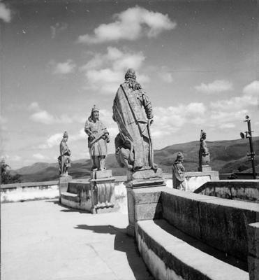 Profeta Oséias de frente e Profeta Daniel de costas