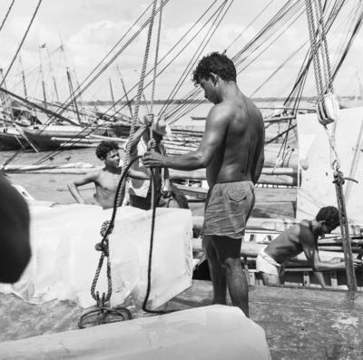 Rio Guamá, pescadores em barco