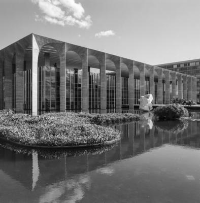 "O Meteoro", escultura de Bruno Giorgi, no Palácio dos Arcos ou Palácio Itamaraty