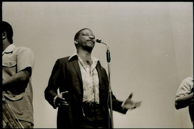 Xangô da Mangueira ao microfone