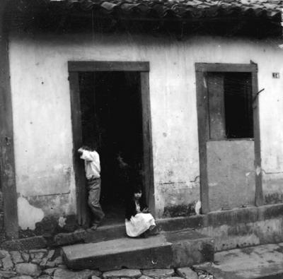 Aspectos de Congonhas, casario com criança