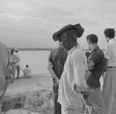 Pessoas à beira do rio São Francisco
