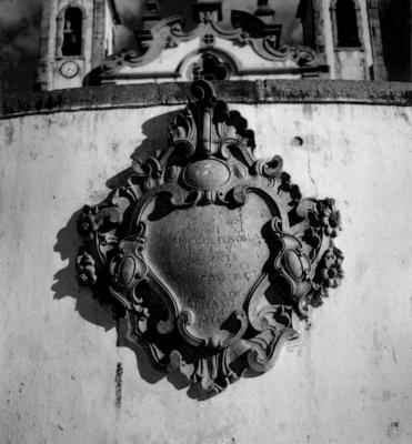 Santuário Diocesano do Bom Jesus de Matosinhos, estema de pedra-sabão no adro