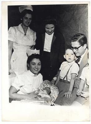 Jair Amorim com mulher e filhos