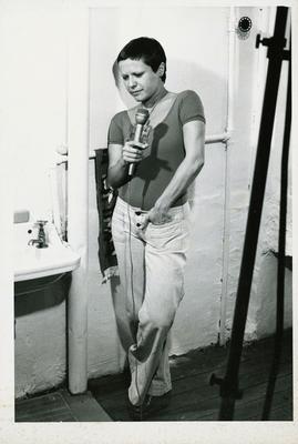 Elis Regina ao microfone