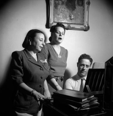 Gabriella Besanzoni Lage e seus convidados durante sarau