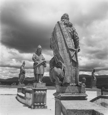 Profeta Oséias de frente e Profeta Daniel de costas