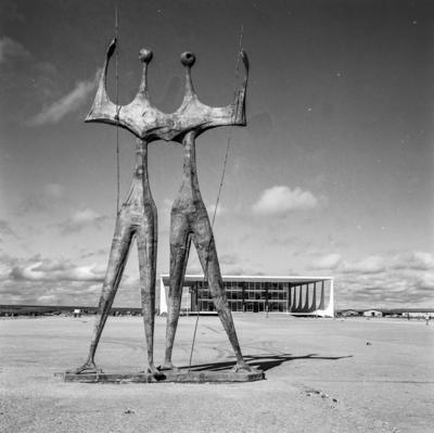 "Os Candangos" ou "Os Guerreiros", escultura de Bruno Giorgi. Ao fundo, o Supremo Tribunal Federal