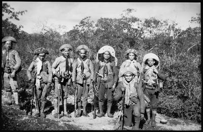O bando do cangaceiro Gato, quinto da esquerda para a direita;oúltimo à direita é o cangaceiro Canário.