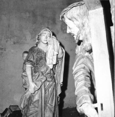 Via Crucis, Passos da Paixão, esculturas de Aleijadinho, mulher chorosa no Passo da Cruz às costas