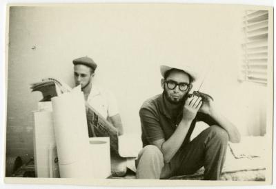 Alunos da UNB ao receberem a notícia do golpe militar através de rádio.