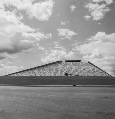 Teatro Nacional Cláudio Santoro, "O sol faz a festa", relevo de Athos Bulcão