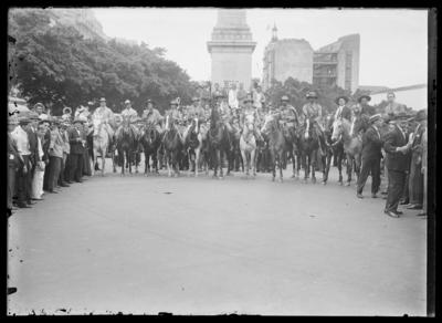 Revolução de 1930 ; tropa gaúcha a cavalo em frente ao obelisco da Avenida Rio Branco