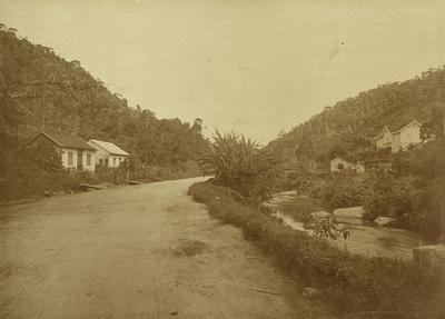 Rua margeando rio em Petrópolis