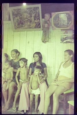 Edna de Cássia e sua família em sua casa