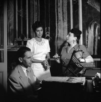 Gabriella Besanzoni Lage e seus convidados durante sarau