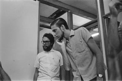 Jorge Bodanzky e aluno conversam com o professor Heiz Forthmann