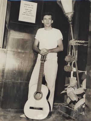 Luiz Henrique com o violão