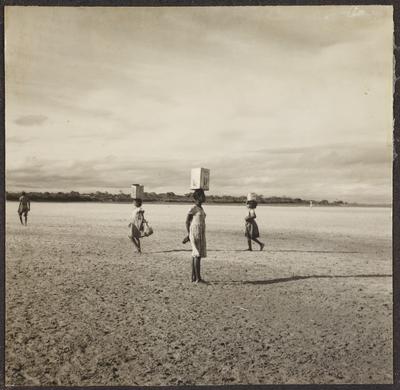 Mulheres com lata d´água na cabeça