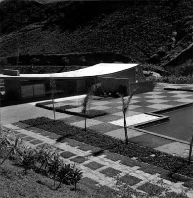 Residência de Edmundo Cavanellas, projeto do arquiteto Oscar Niemeyer e Burle Marx