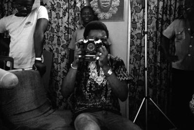 Set de filmagem de "Money Power", ao centro, Ola Balogun diretor do filme