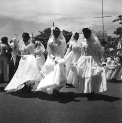 Desfile de blocos no Banho de Mar à Fantasia